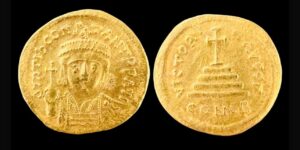 Tiberius Il Constantine (AD 578-582). AV solidus (21mm, 4.49 gm, 6h). Constantinople,3rd officina, AD 579-582.